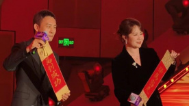 他掀开裙子把舌头伸进去添视频